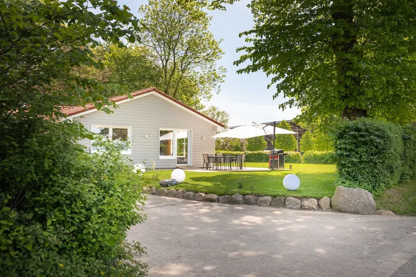 Ellis Hus - Image 1