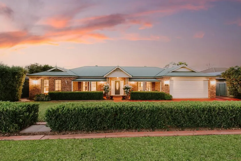 Macquarie Manor - Experience Grand Country Living - Image 1