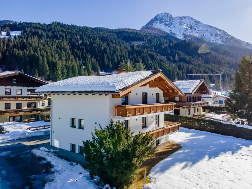 Spacious chalet with ski storage and sauna - Image 1