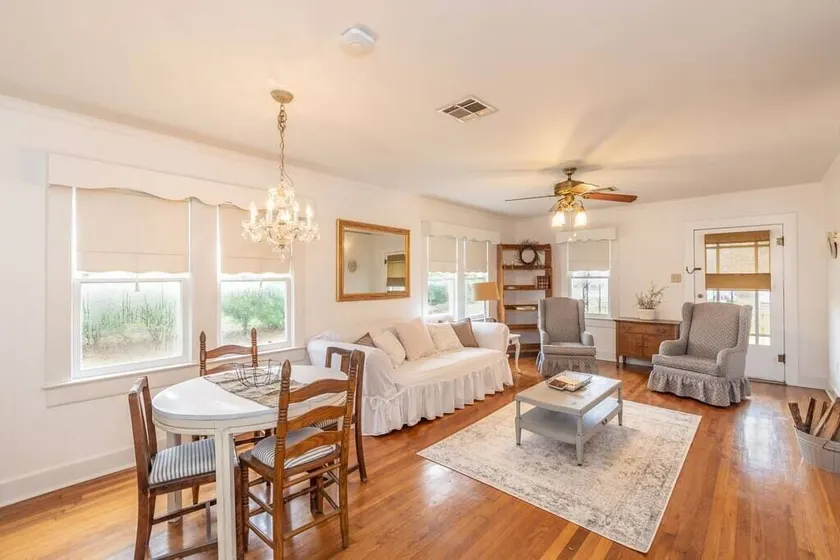 Ella's Vintage Cottage near Cajun field - Image 1