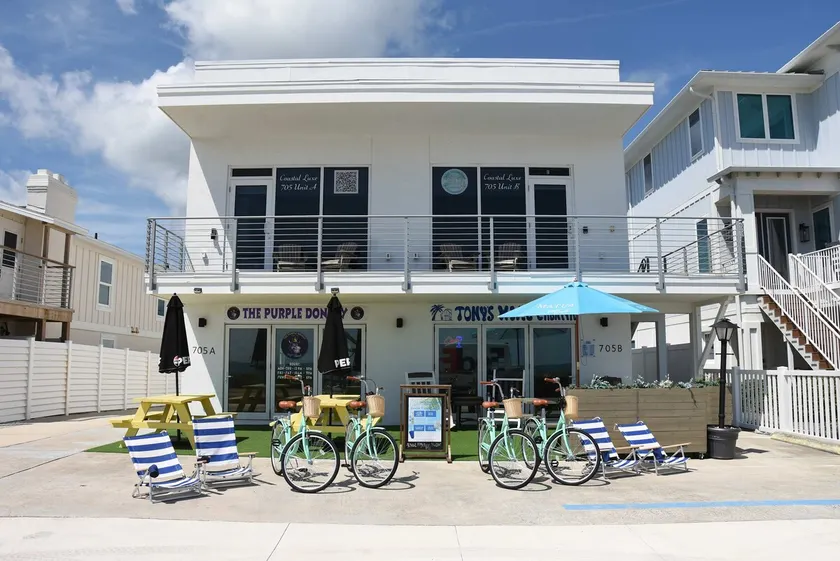 Oceanfront Coastal Luxe 705 - Bikes & Beach Gear - Image 1