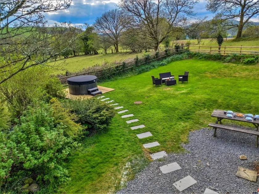 4 Bed in Llandovery oc-82440 - Image 1