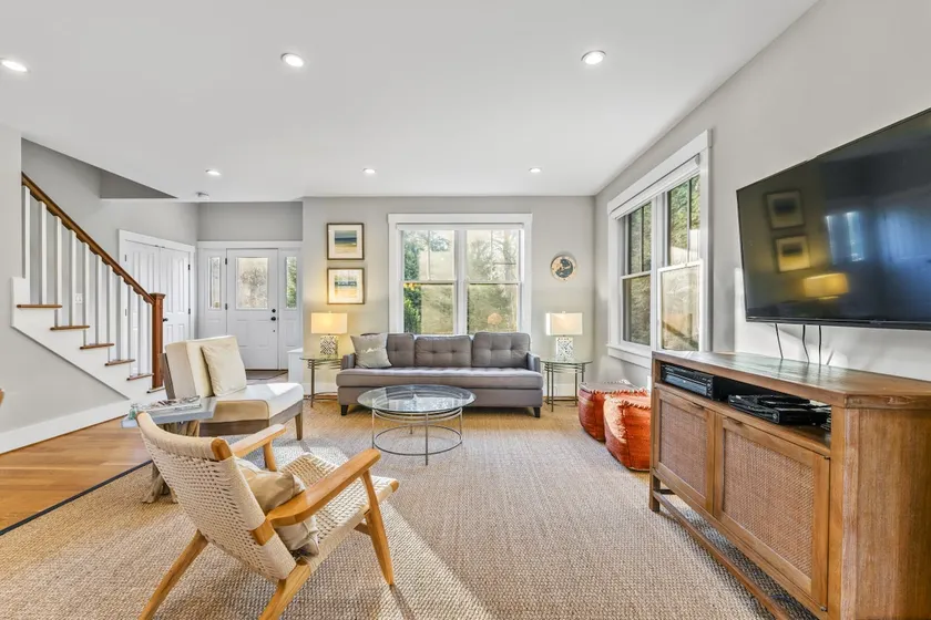 Modern Family Home Walkable to Town - Image 1