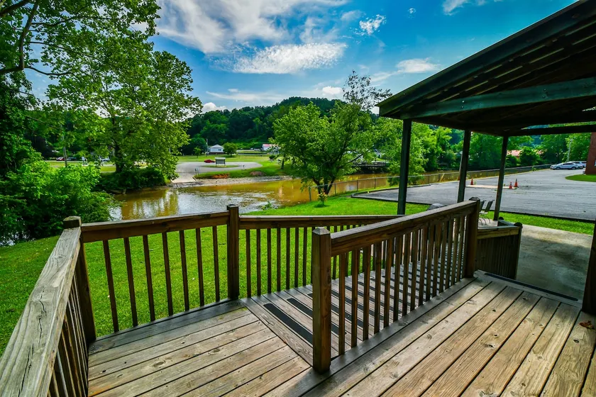 Toccoa River Front, 2br/2ba Wi-Fi- walk to town - Image 1