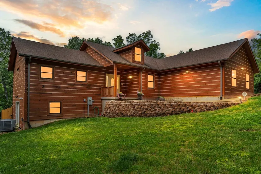 Teals Treasure Secluded Lakeside Cabin for 8! - Image 1