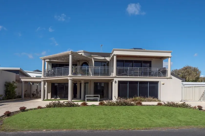 Ocean View Executive Apartment 2 - Image 1