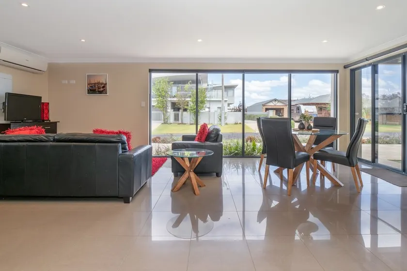 Ocean View Executive Apartment 2 - Image 1