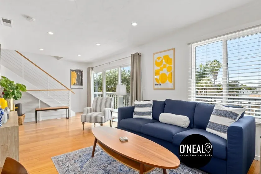 3 bedroom home - walk to Twin Lakes & Harbor! - Image 1