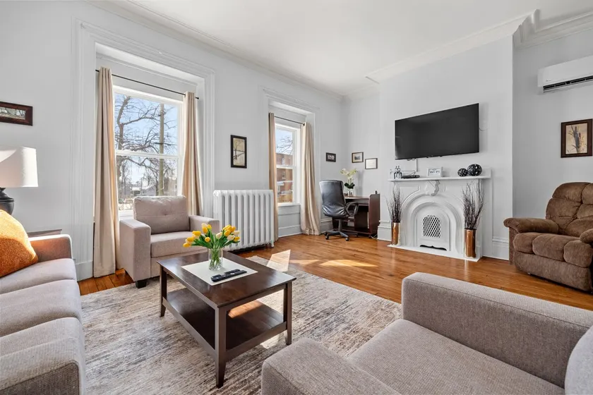 Spacious Downtown Retreat at Ole King Square - Image 1