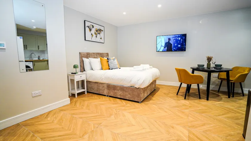 Easy 2 Manage Wisteria House, Heathrow Retreat, Free Parking - Image 1