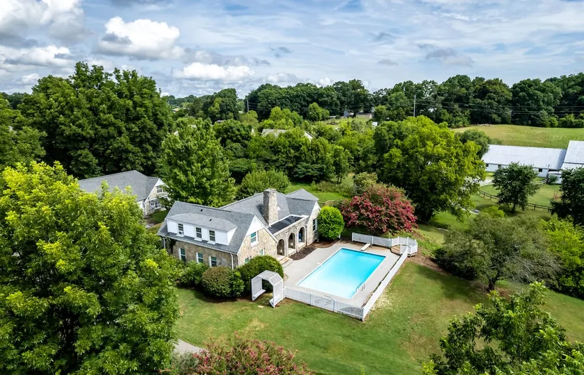 Tranquil Mountain Escape Luxurious 5-Bedroom - Image 1
