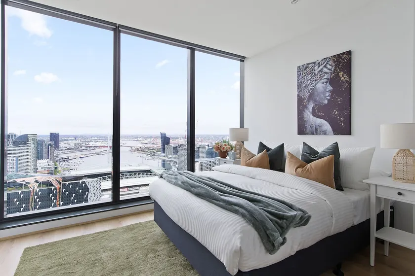 Docklands 3BR Getaway Harbour View & Free Parking - Image 1
