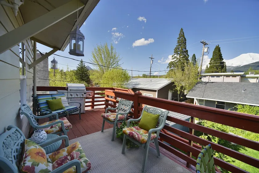 Shasta Star. Mountain views in downtown Mt. Shasta - Image 1