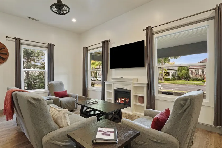 Bordeaux Bungalow | Walk to Downtown, Dogs Welcome - Image 1