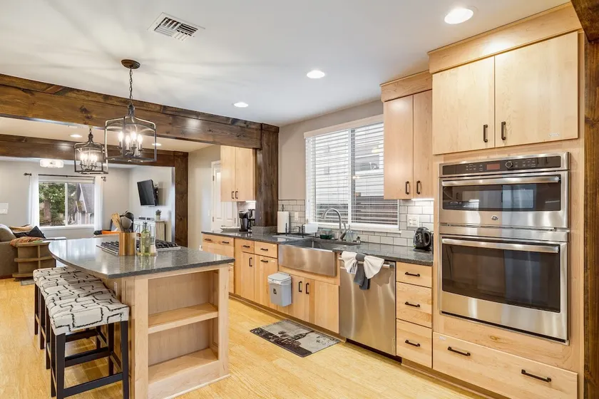 Renovated 2BR Home Near Light Rail & Pike Place - Image 1