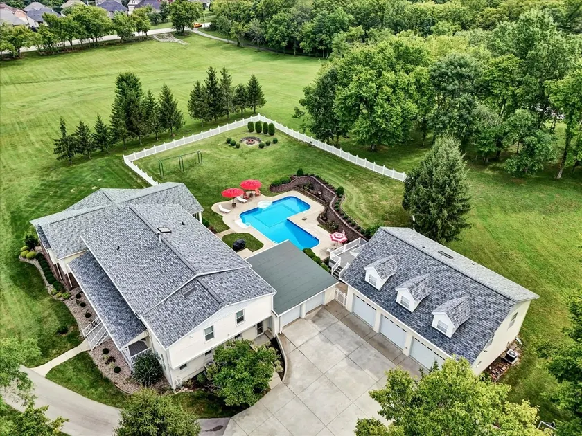 Louisville Country Manor - Pool & Pickleball! - Image 1