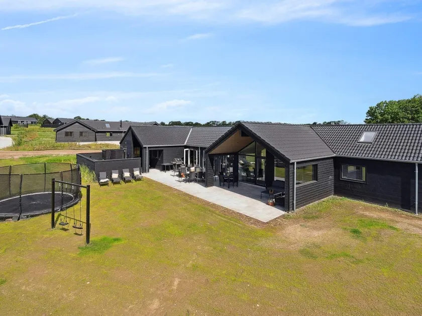 Spacious retreat near the beach - by Traum - Image 1