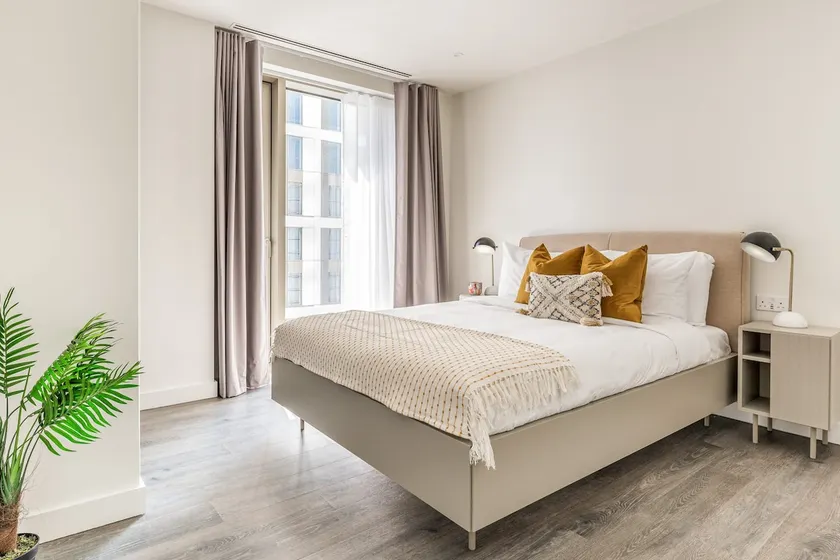 Spacious 2 bed in Stratford w/ pool + rooftop - Image 1