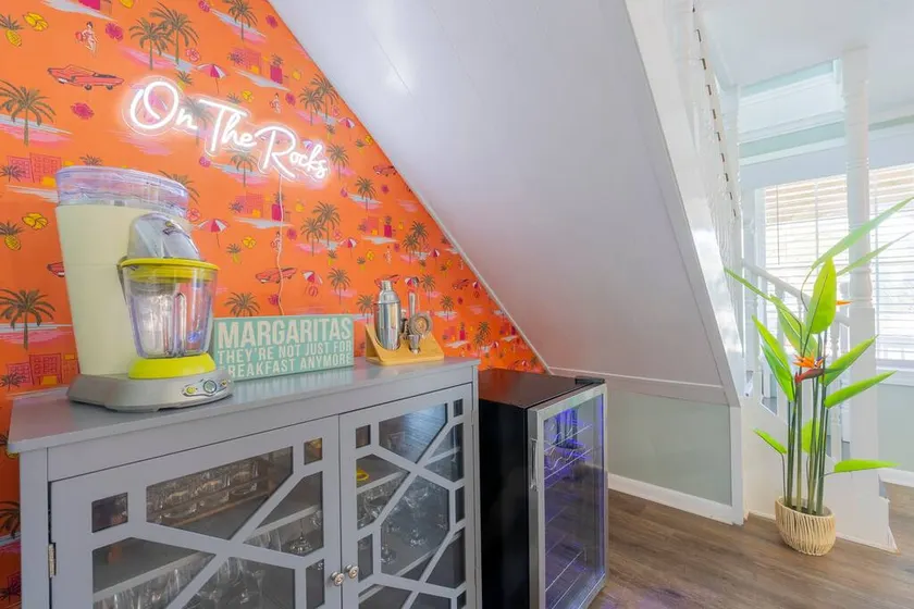 On The Rocks| 5BR· Walk to Beach· Decks· Sleeps 12 - Image 1