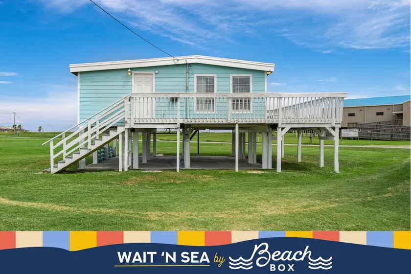 Beach Bungalow with Gorgeous Deck, Close to Beach - Image 1