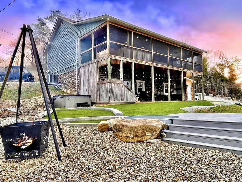 7bdrm, sleeps 24, hotub, cvrd dock,Large game area - Image 1