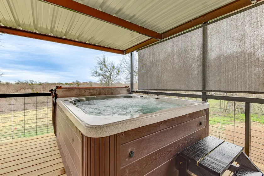 Hudson Oaks Country Creekside Home: Hot Tub & Deck - Image 1