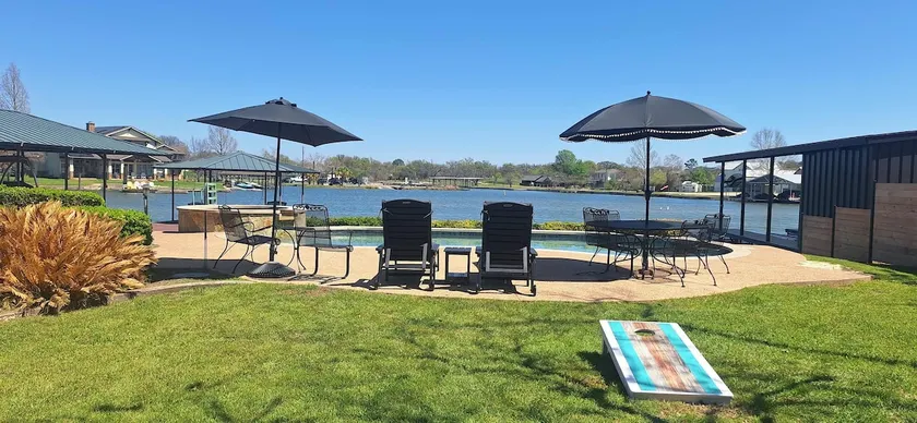 Summer Breeze-Lakefront w/pool, hot tub, & kayaks - Image 1