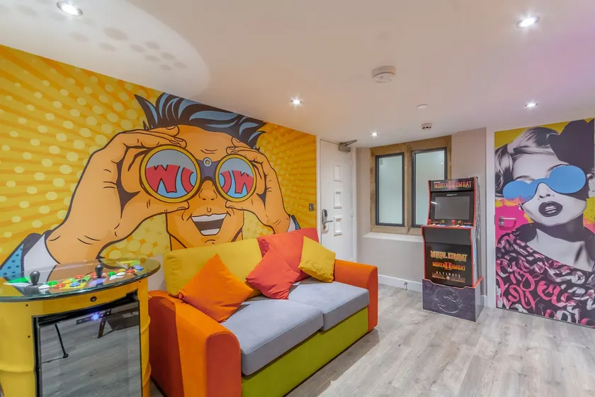 RETRO Suite - Luxury 3 Bed Apartment Lace Market - Image 1