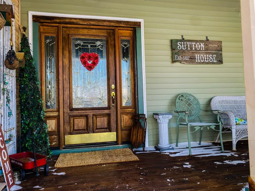 Restored historic home near ND and Amish Country - Image 1