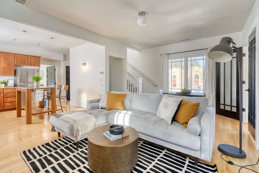 Bright 3BR/2BA | Steps to Hawthorne | 5 Beds - Image 1