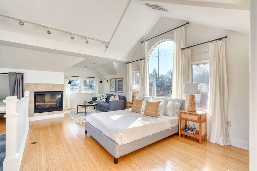 Bright 3BR/2BA | Steps to Hawthorne | 5 Beds - Image 1