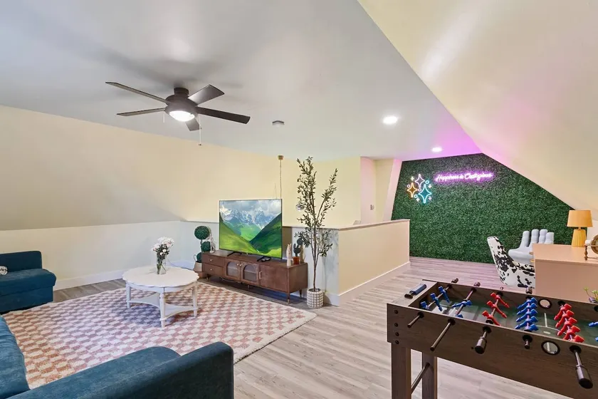1mi to Beach | 2-Floor Loft | Foosball - Image 1
