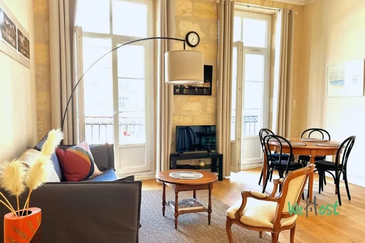 Attractive T2 flat on Place de la Bourse - Image 1