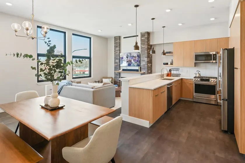 Top floor downtown dog friendly condo. Hot tub too - Image 1