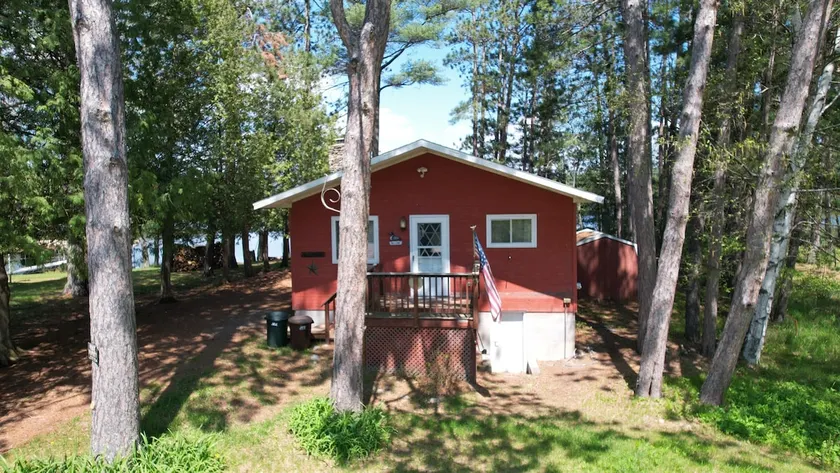 Secluded Lakefront Cabin with Private Deck, Lake V - Image 1
