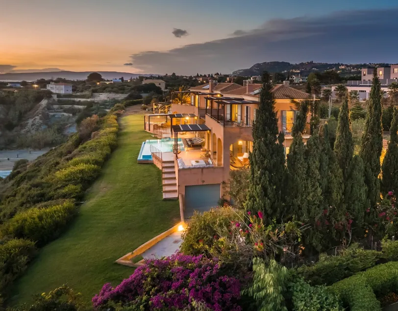 Absolute Villa by Stylish Stays - Image 1