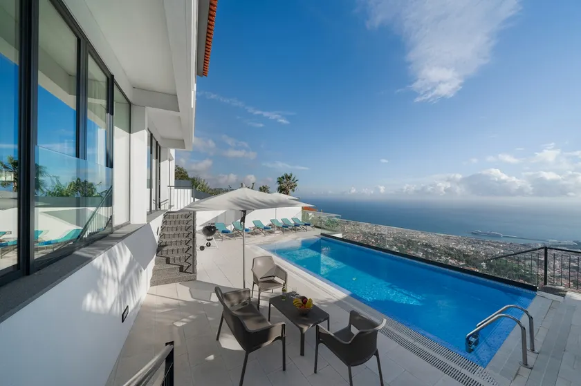 A balcony over Funchal and sea | Monte White House - Image 1
