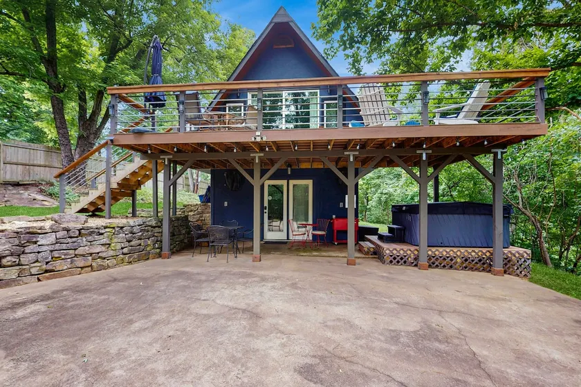 2BR dog-friendly cottage with spa & boat parking - Image 1