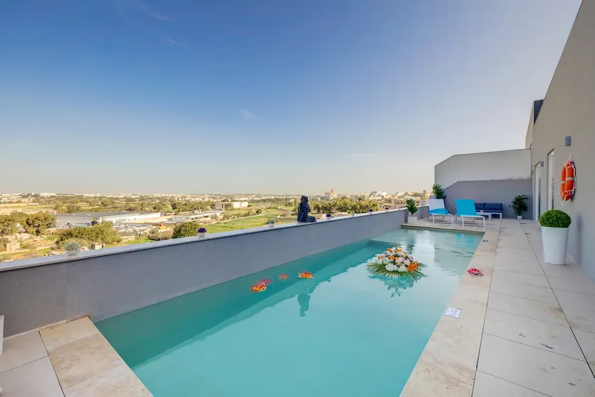 Superlative 3BR Penthouse, Private Pool and Views - Image 1