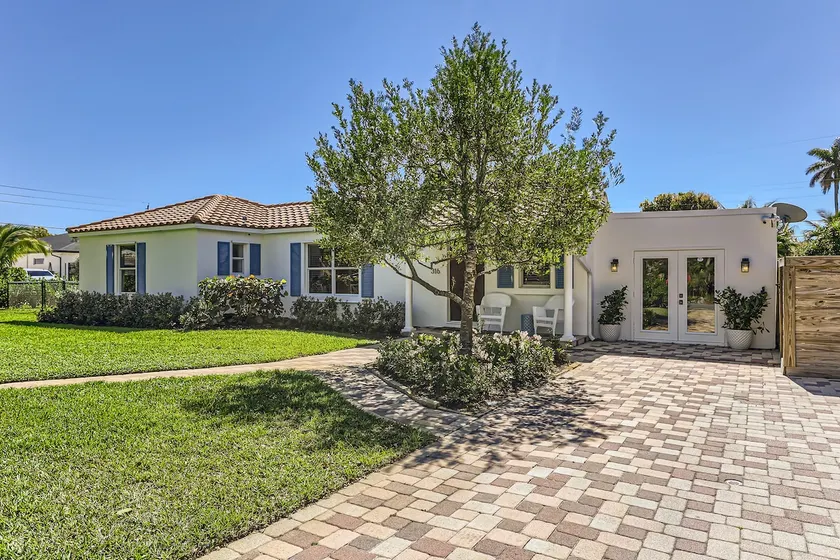 The Glenn House - Gather Poolside in a Breezy South End Getaway - Image 1