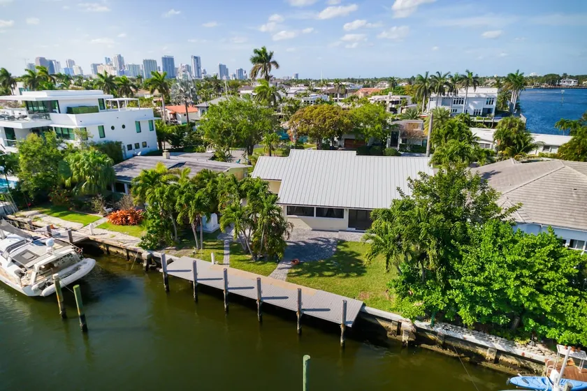 Marble House in Lauderdale Harbours - Image 1