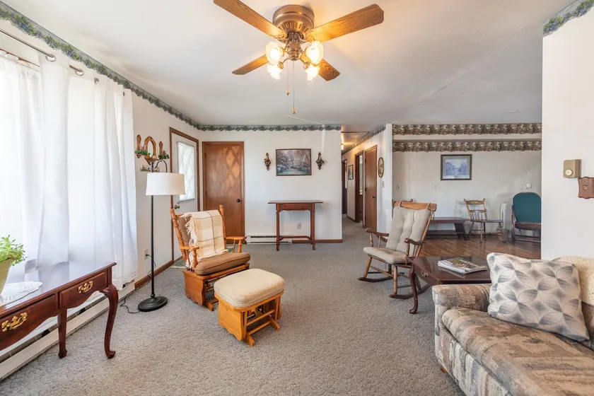 Peaceful Farmhouse Retreat Near Court House - Image 1