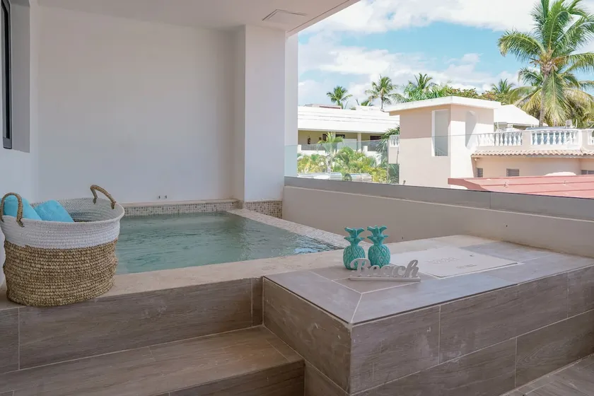 Incredibly Beautiful condo just steps to the beach - Image 1