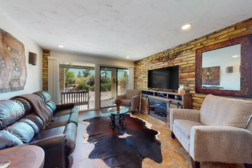 2BR with pool, grills, patio, & central AC - Image 1