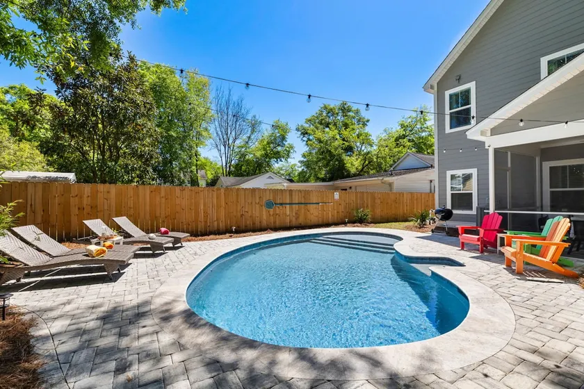 4 Bedroom Park Circle Retreat with Pool! - Image 1