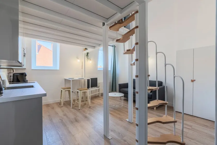 1 bedroom duplex apartment, with parking - Image 1