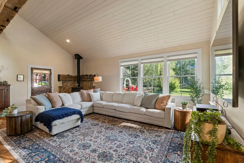 Farmhouse with Hot Tub, Game Room, Pond, Creek - Image 1