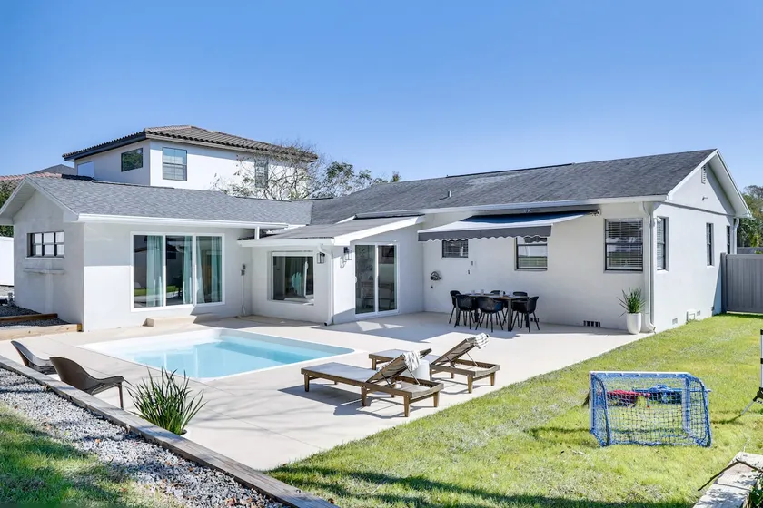 Lakeland Retreat: Private Heated Pool & Yard Games - Image 1