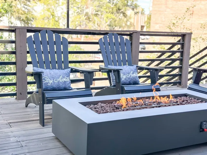 Artistic loft w/ fire pit & balcony - Image 1