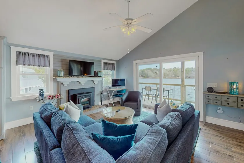 Stunning Dog Friendly Lakefront Home with Kayaks - Image 1